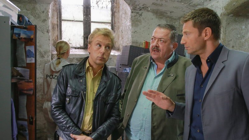 In einem Nobelrestaurant wird eine Leiche gefunden. Ein Fall für die Rosenheimer Polizei (v.l.n.r.: Max Müller, Joseph Hannesschläger, Igor Jeftic). – Bild: ZDF und Christian A. Rieger