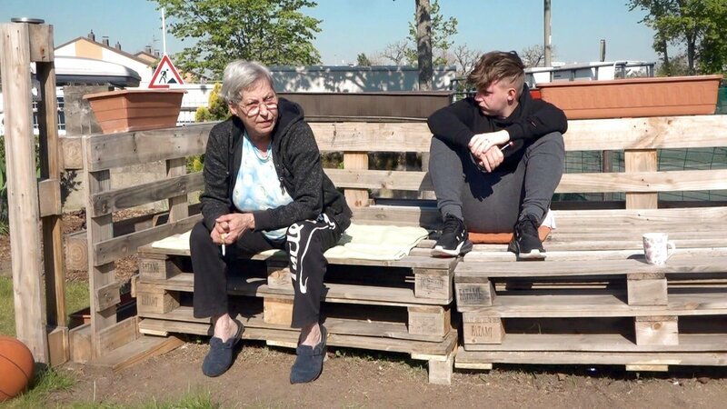 Jonas sucht eine Wohnung und holt sich Tipps bei Dagmar. – Bild: RTLZWEI