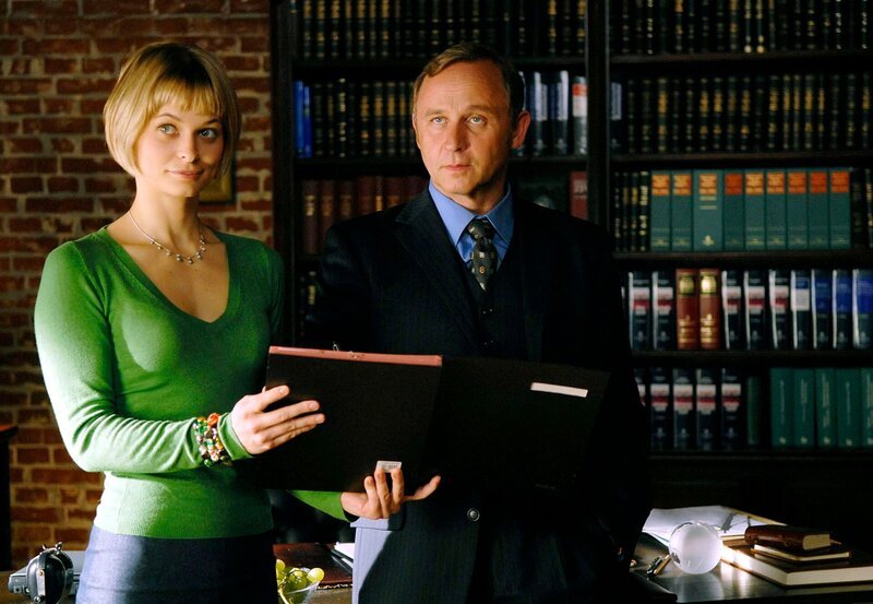 Ohne die Assistentin Renee (Vera Baranyay) wäre Kanzleichef Lothar Franzen (Alexander Held) aufgeschmissen. – Bild: ARD Degeto/​Marion von der Mehden