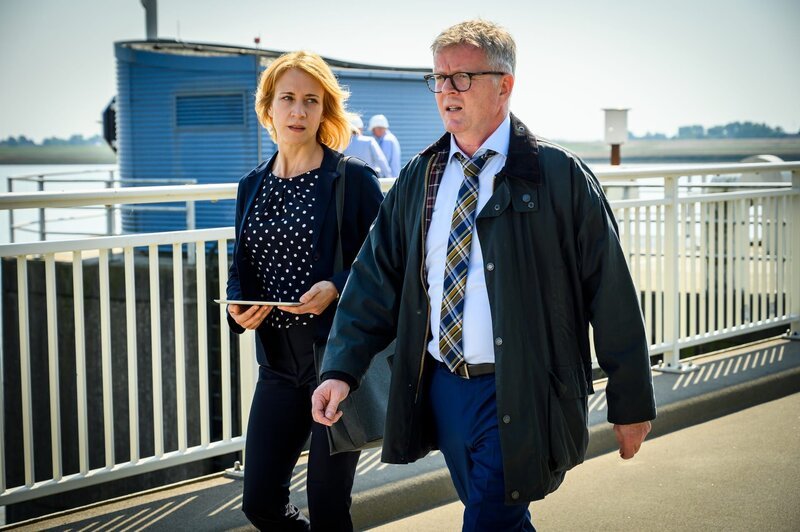 Der Leiter des Ems-Sperrwerks, Uwe Teek (Michael Schiller), ist genervt von seiner Assistentin Paulina Kempf (Annika Ernst) und trägt ihr auf, all seine Termine zu verlegen. – Bild: ZDF und Willi Weber