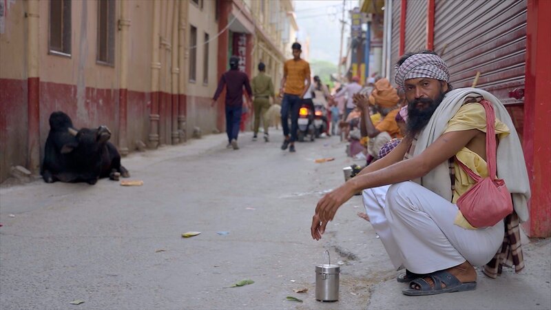 Die Sadhus, die heiligen Männer im Hinduismus Indiens, leben von dem, was ihnen die Gläubigen spenden. – Bild: ZDF