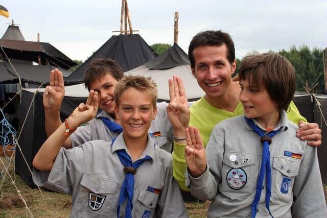 Willi mit den Pfadfindern vom Stamm „Albert Schweitzer“ bei einem großen Pfadfindertreffen in Mecklenburg-Vorpommern. – Bild: BR/​megaherz gmbh