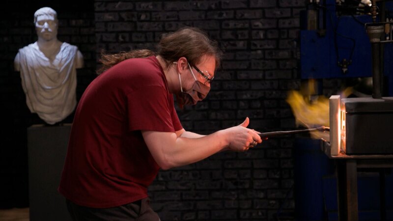 Der Teilnehmer bearbeitet das Metall auf der Flamme – Bild: THE HISTORY CHANNEL /​ A+E Networks