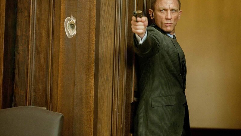 Um seine Vorgesetzte M zu schützen, kehrt der untergetauchte M16-Agent James Bond „007“ (Daniel Craig) zurück und macht sich auf die Suche nach den Drahtziehern, die M aus dem Weg räumen wollen. – Bild: TVNOW /​ Danjaq, LLC, United Artists Corporation, Columbia Pictures Industries, Inc.
