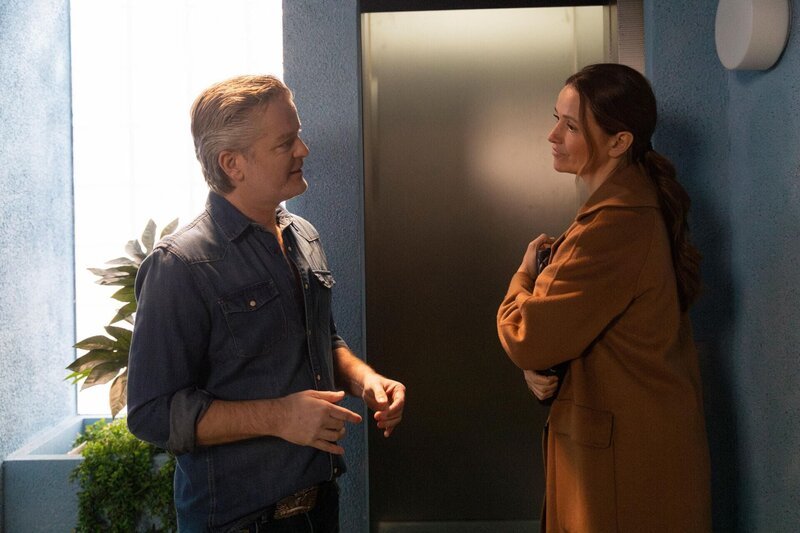 Jenny (Kaja Schmidt-Tychsen) hadert hin- und hergerissen damit, Ingos (André Dietz) Hilfe anzunehmen. – Bild: RTL /​ Julia Carola Pohle /​ Böse Lügen