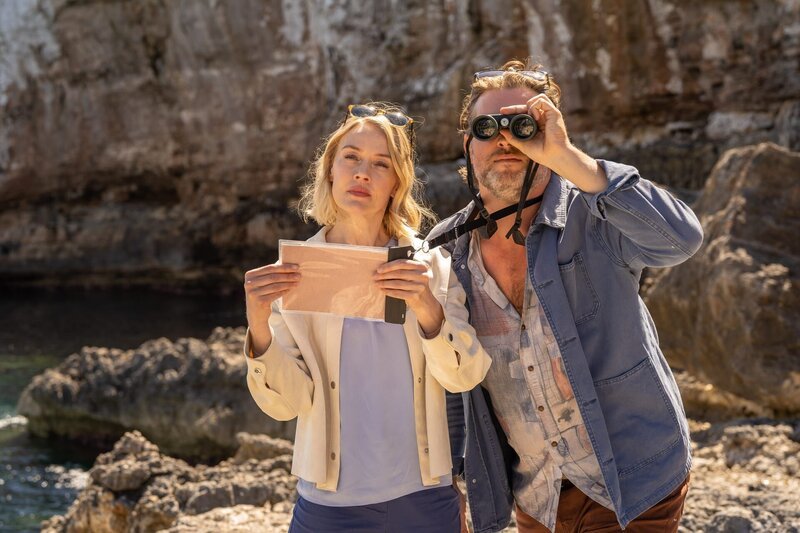 Miranda (Elen Rhys) und Max (Julian Looman) suchen auf einer felsigen Insel nach dem goldenen Kompass. Doch sie sind nicht allein, auch andere Schatzsucher sind vor Ort. – Bild: ZDF und Mark Bourdillon