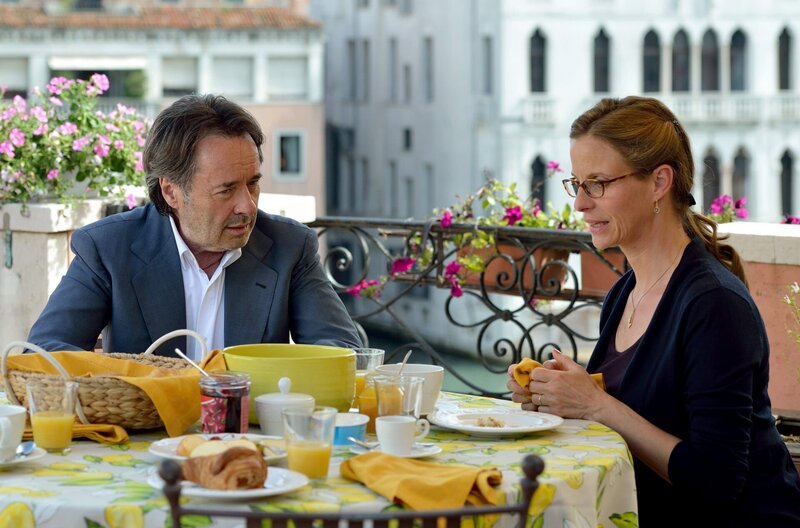 Commissario Brunetti (Uwe Kokisch) und Ehefrau Paola (Julia Jäger) sind gespannt auf das Comeback der Operndiva Petrelli. – Bild: ARD Degeto/​Nicolas Maack