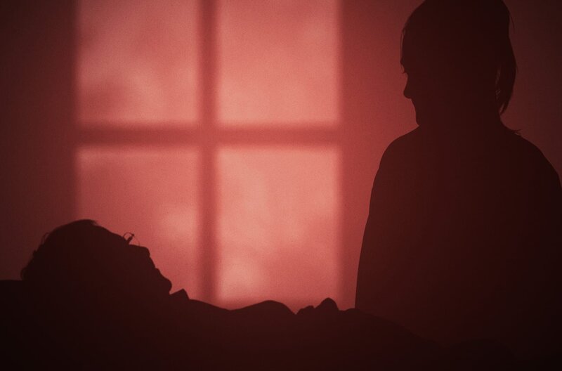 In der Dokumentation erzählen Angehörige Coronaverstorbener von der Zeit, als Krankenhäuser und Pflegeheime geschlossen wurden und ein würdevoller Abschied schwer möglich war – unterlegt mit Scherenschnitten der Erinnerungen. – Bild: SWR/​Joscha Bitsch
