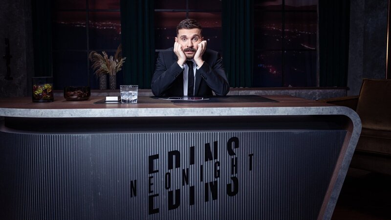 Edin Hasanovic am Schreibtisch seines Late-Night-Studios für „Edins Neo Night“ – Bild: ZDF und Ben Knabe
