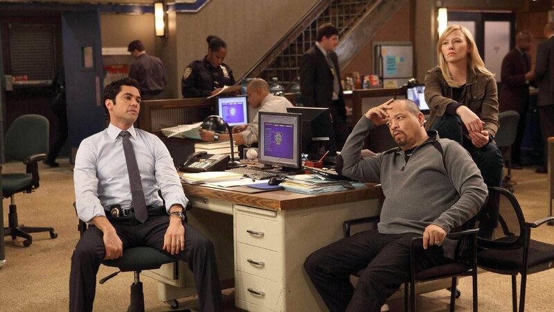 Ein Vergewaltigungsfall erhitzt die Gemüter der Special Victims Unit: Det. Nick Amaro (Danny Pino, l.), Det. Odafin „Fin“ Tutuola (Ice-T) und Det. Amanda Rollins (Kelli Giddish) ermitteln. – Bild: TVNOW /​ Universal
