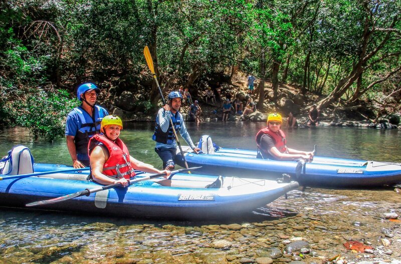 Daniela Wolpert und Dennis Rowlin sitzen in Rafting Booten bei ihrem Ausflug in Costa Rica. Weiteres Bildmaterial finden Sie unter www.br-foto.de. – Bild: BR/​Sibylle Nies/​Bewegte Zeiten Filmproduktion GmbH