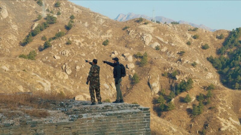 Ash Dykes (r.) mit Herrn Li Yong (Mauerschützer) in der Stadt Baoding. – Bild: RTL /​ CICC & CMG 2023