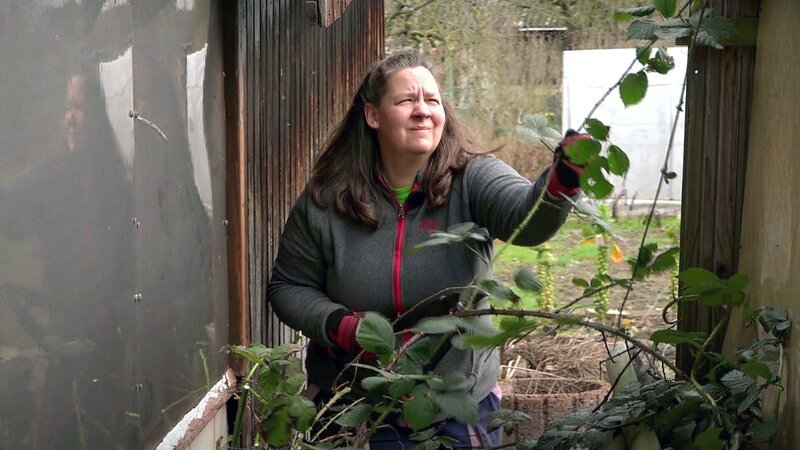 Pflanzenflüsterin Anna-Vera legt sich mit einem stacheligen Gegner an: Die Brombeerhecke muss weg – Bild: RTLZWEI
