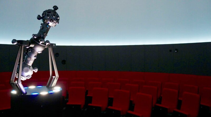 Raumflugplanetarium. Von der Himmelsscheibe von Nebra über Jahrhunderte alte Sternwarten bis zur Erfindung des modernen Planetariums in Jena: Die Faszination für den Blick in die Sterne hat in Mitteldeutschland eine lange Tradition. Nun öffnet nach vierjähriger Bauzeit in Halle ein Planetarium der neuesten Generation seine Türen, ein Begegnungsgort für Fans der Astronomie und ein Zentrum der Wissenschaftsvermittlung für die gesamte Region. Die Zuschauer erfahren in der 45-minütigen Dokumentation, welche Herausforderungen beim Bau zu bewältigen waren und warum die eingesetzte Technik mit den alten Sternenprojektoren nur noch wenig gemein hat. – Bild: MDR/​Jan Siegmeier
