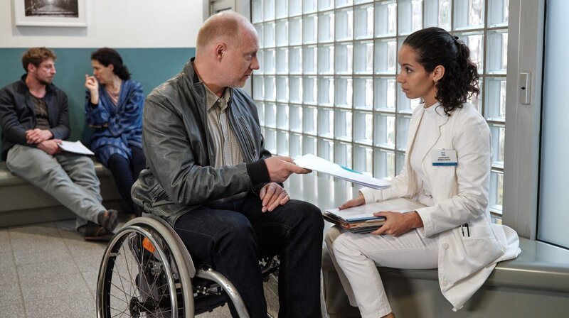 Dr. Harris (Kristin Alia Hunold) und Chris (Simon Schwarz) sind geschockt von den MRT Ergebnissen. – Bild: ARD Degeto/​Jan Raiber