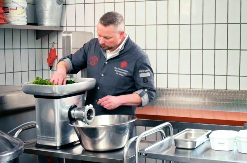 In seiner Metzgerei in Sachsenheim verarbeitet Metzgermeister Olli Häcker neben den Klassikern, wie Spinat und Brät auch die ein oder andere spezielle Zutat, etwa geräucherte Wurst und mageres Schweinefleisch. – Bild: SWR/​Eikon Media