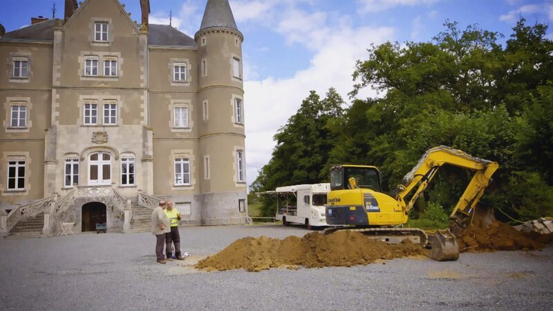 Dick und Angel müssen sieben Hochzeiten und 14 Gourmet-Wochenenden vorbereiten und möchten ihren beiden Kindern in den Ferien die Natur in Frankreich näher bringen. Außerdem steht die Renovierung der neun Meter hohen Hintertreppe an, die früher von der Dienerschaft benutzt wurde. Heute ist sie der Hauptzugang zur neuen Boudoir-Suite im zweiten Stock. Bevor die ersten Hochzeitsgäste eintreffen, möchte Angel den Schandfleck in einen eleganten Aufgang verwandeln. Dafür hat sie eine DIY-Idee mit einer bedruckten Tapete, die Geld sparen soll. Im Laufe des Projekts wird Angels einfache Idee jedoch zu einer Herkules-Aufgabe, während Dick mit den beiden Kindern einen Kurztrip nach Paris unternimmt. – Bild: HGTV