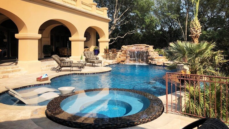 The top-tier of the Larson pool is complete with an oversize spillway spa, Baja shelf, waterfall, grotto, infinity edge, and ample entertaining space on a travertine deck. – Bild: Warner Bros. Discovery