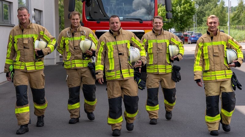 Die Feuerwehrleute sind einsatzbereit. – Bild: Warner Bros. Discovery