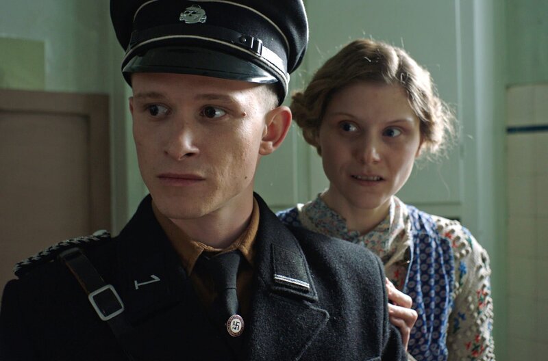 Rudolf Höß (Joel Basman) begegnet später Heinrich Himmler, der ihn für die SS-Totenkopfverbände gewinnen will. 1934 tritt Höß eine Stelle als Aufseher im KZ Dachau an. – Bild: SWR