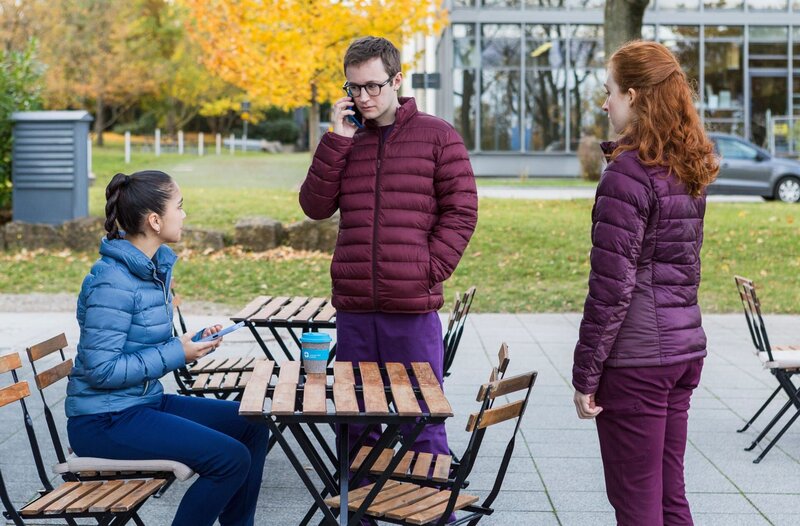 Sofia (Olivia Papoli-Barawati, l.), Olli (Arne Kertész, M.) und Tamar (Linda Kummer, r.) nutzen die Pause an der Frischen Luft. – Bild: ARD/​Tom Fülle