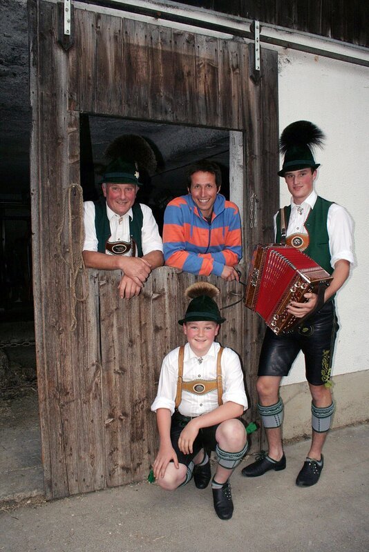Willi mit der Familie Thaler – Bild: BR/​megaherz