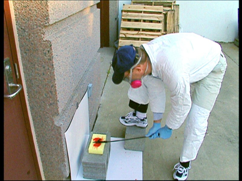 Eine ehrenwerte Familie – Die Unfallversion die der Ehemann angegeben hat erscheint immer zweifelhafter. Eine Blutspritzeranalyse (Foto) soll die Untersuchungen vorantreiben? – Bild: c/​RTL II