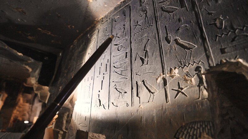 Die Wände des Grabmals enthalten neben klassischen Unterweltstexten des Alten Ägyptens auch eine Botschaft an Besucher des Grabmals. – Bild: ZDF und BLEU KOBALT
