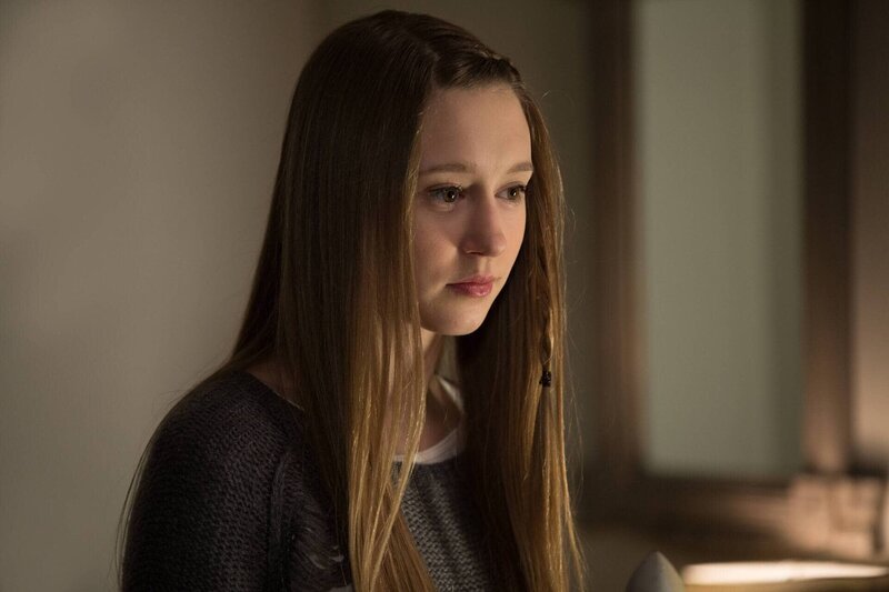 Nachdem Zoe (Taissa Farmigan) den Körper von Madison gefunden hat, will sie unbedingt ihren Mörder finden – doch zu welchem Preis? – Bild: ProSieben Fun