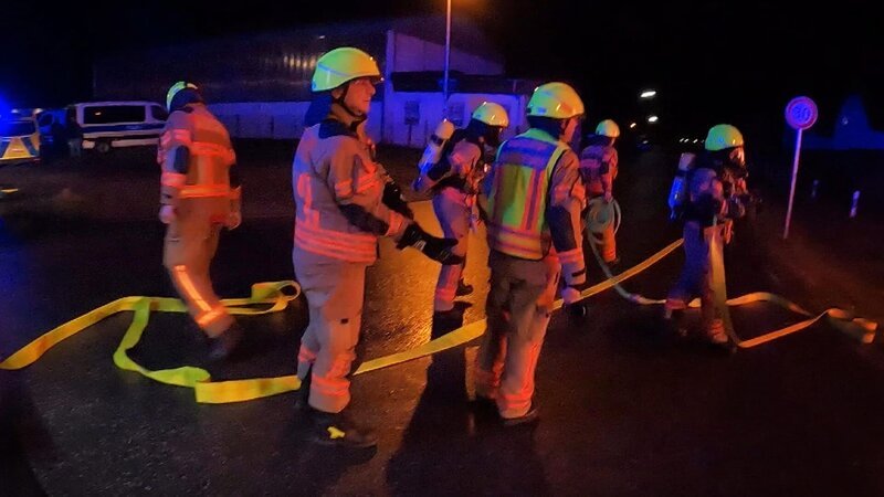 Feuerwehrleute versuchen erfolgreich, das Feuer zu löschen – Bild: Warner Bros. Discovery