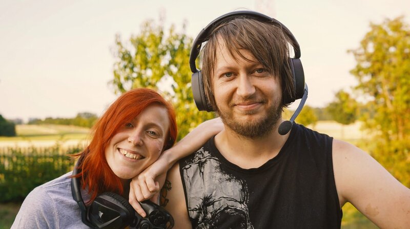 Anja und Andreas mit Controllern und Headsets in ihrem Garten. – Bild: HR/​rbb/​Mia Media Leipzig GmbH