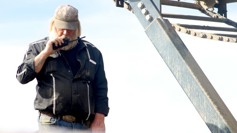 Tony Beets using radio next to wash plant – Bild: Warner Bros. Discovery, Inc. or its subsidiaries and affiliates