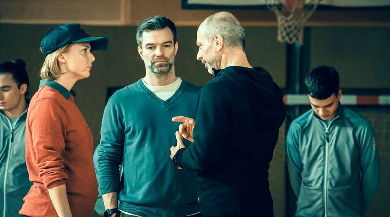 (v.li.): Georg Stoiber (Moritz Uhl), Franziska Huber (Josephine Ehlert), Mark Auer (Jakob Seeböck), Stefan Veighofer (Simon Hatzl), Hugo (Mino Dreier). – Bild: HR/​ORF/​BR/​SRF/​Superfilm Filmproduktions GmbH/​Stefanie Leo