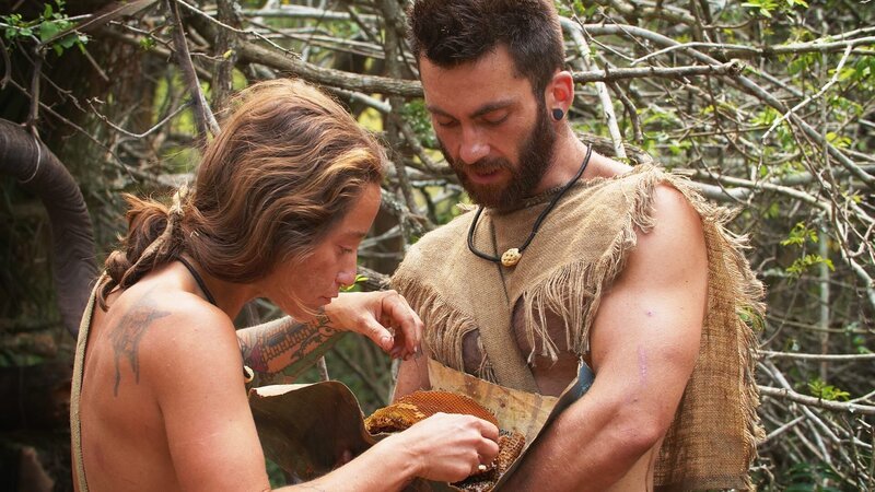 Dan showing Cheeny the honey comb. – Bild: Warner Bros. Discovery