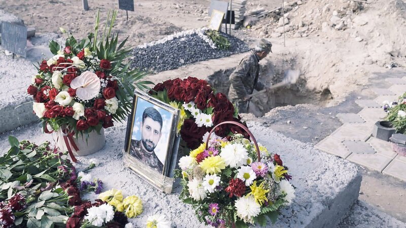 Im Krieg um Bergkarabach zwischen Armenien und Aserbaidschan sterben über 6000 Menschen, darunter viele junge Soldatinnen und Soldaten. – Bild: ZDF und André Götzmann