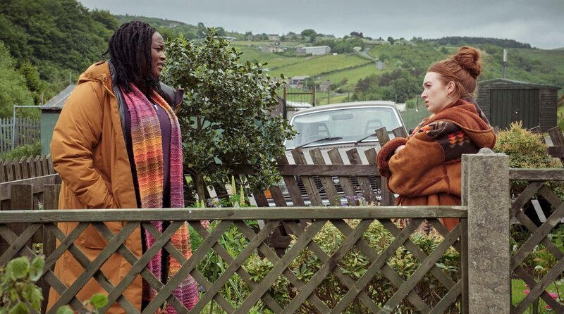 Riya (Wunmi Mosaku) möchte mehr über Katies (Rowan Robinson) Verschwinden erfahren. – Bild: ARD Degeto Film/​SISTER & All3Media International/​Matt Squire