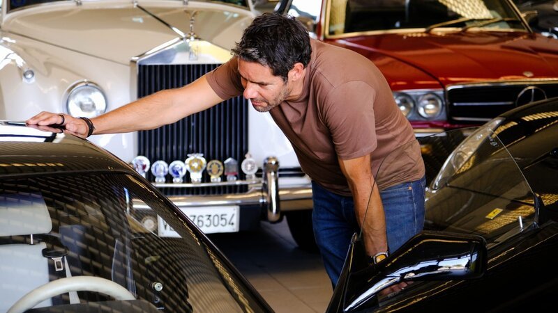 Elvis looking at the car. – Bild: Discovery Channel UK /​ Betty TV Limited/​FERRARI 3 /​ Warner Bros. Discovery, Inc.