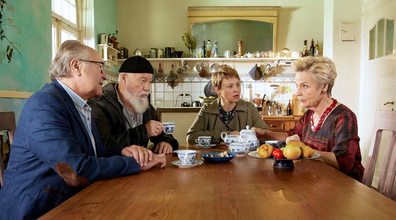 Klaus (Hartmut Volle, l.), Bielefelder (Bill Mockridge, 2.v.l.) und Vicky (Katja Danowski, 2.v.r.) sind beeindruckt – Frau Jobst (Uta Marie Schütze, r.) ist schwerhörig, kann aber gut sehen und hat ein gutes Gedächtnis. – Bild: ARD/​Kai Schulz