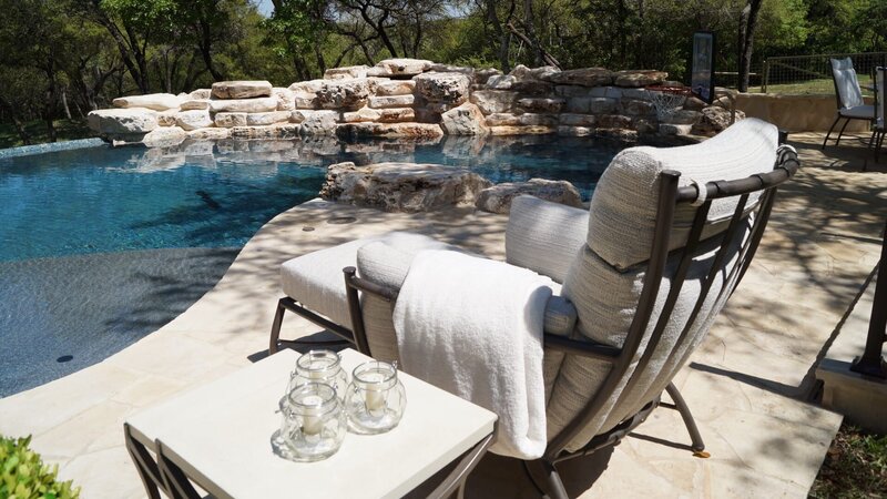 The Riddle Pool ambiance is complete utilizing elegant neutral tones and timeless classic iron structures. – Bild: HGTV /​ Scripps (Focus) /​ Discovery Communications