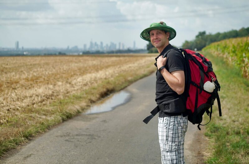 Danny Morgenstern auf dem Jacobsweg kurz vor Frankfurt. – Bild: HR/​Christian Danner