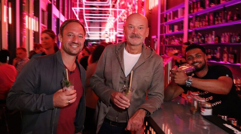 (v.l.n.r.) Tobi Kämmerer in der NFT Skybar mit Hotelmanager Hermann Spatt und Barkeeper Manfred. – Bild: HR/​Pressestelle