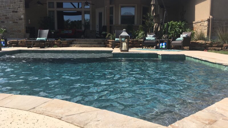 A wide shot of the Keck yard shows how perfectly the deep teal pool adds the perfect pop of color to the Keck home. – Bild: HGTV /​ Scripps (Focus) /​ Discovery Communications