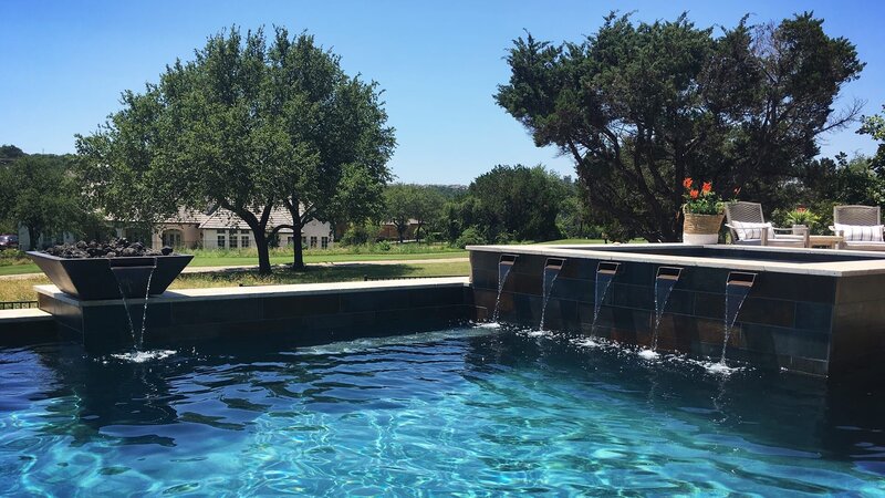 The Pool Kings add scupper water features from the spa and a fire feature/​water feature combo pouring water into the pool, creating a calming atmosphere. – Bild: Warner Bros. Discovery