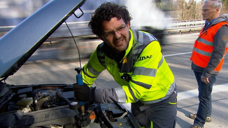 The ADAC breakdown service, looking after a broken down car. – Bild: Discovery Communications