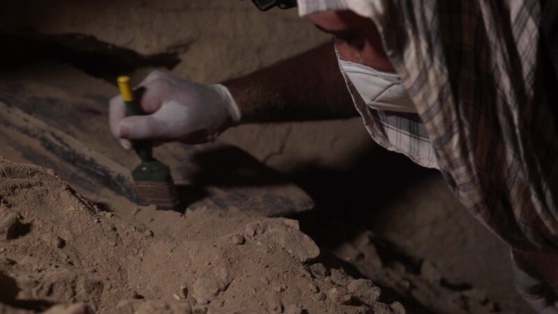Dem Ausgrabungsteam rund um Dr. Mostafa Wazari gelingt eine seltene Entdeckung: eine 2.500 Jahre alte Grabkammer mit über 100 Särgen. – Bild: ZDF