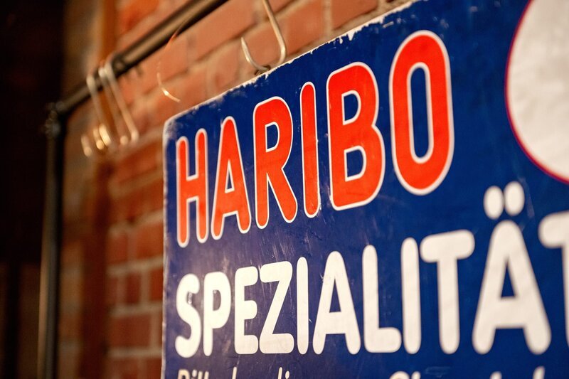 Haribo gibt es schon seit 1920. Heute ist der Süßwarenhersteller ein milliardenschweres Unternehmen. – Bild: ZDF