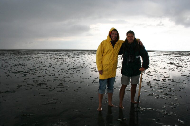 Willi mit Ranger Martin Kühn bei einer Wattwanderung, der ihn mit den typischen Bewohnern des Wattenmeeres bekannt macht. – Bild: BR/​megaherz gmbh