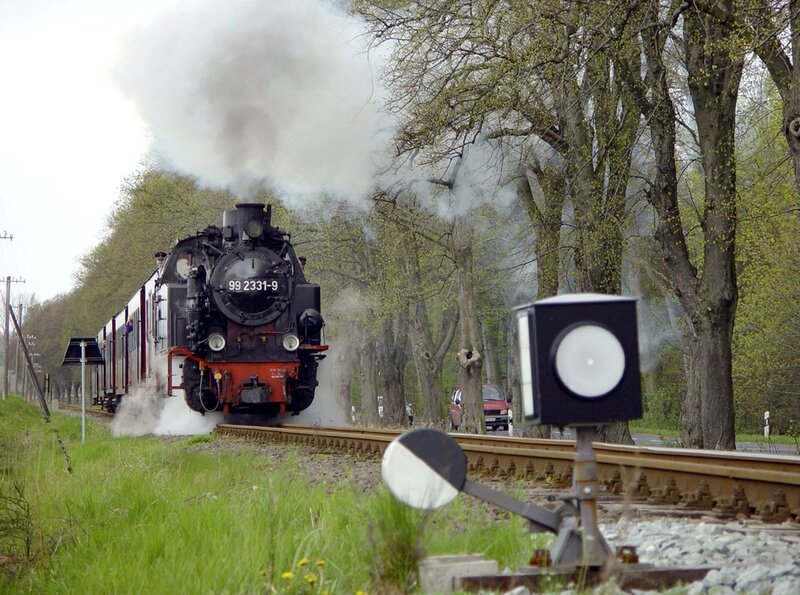 Sie ist über 120 Jahre alt und sie sieht fast noch so aus, wie damals, die Bäderbahn „Molli“ zwischen Bad Doberan und Kühlungsborn am Ostseestrand. – Bild: SWR