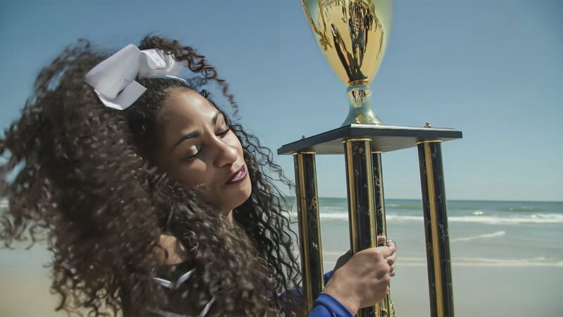 Lohn für jahrelanges hartes Training: Am Strand von Daytona hält Camaryn stolz den begehrten Pokal in ihren Händen. – Bild: ZDF und Mike Harrison Lohn für jahrelanges hartes Training: Am Strand von Daytona hält Camaryn stolz den begehrten Pokal in ihren Händen. – Bild: ZDF und Mike Harrison