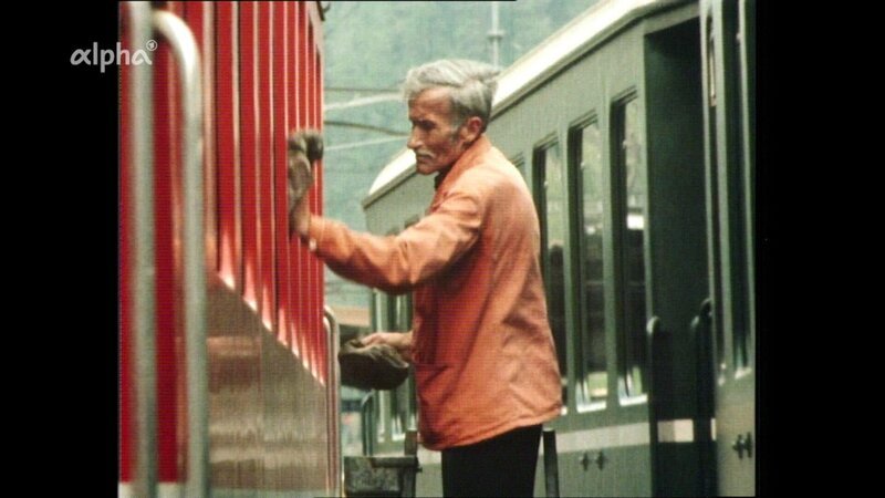 Der rote Zug, der als Gletscher-Express bezeichnet wird, fährt in den Sommermonaten von St. Moritz im Engadin quer durch die Alpen nach Zermatt im Wallis und umgekehrt. Hier ein Bild von 1982 – Vorbereitung für eine gute Aussicht. – Bild: BR/​SWR
